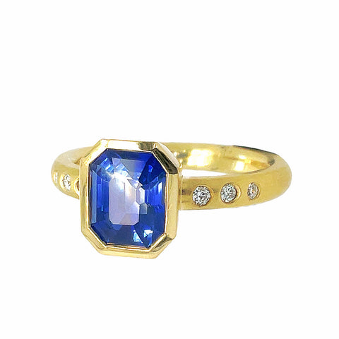 Bi-color Blue sapphire ring